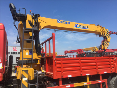 可拉挖機的單橋隨車吊 送車上門，貨到付款的便捷解決方案